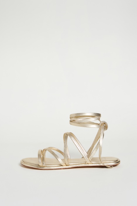 Sandalo flat in pelle laminata