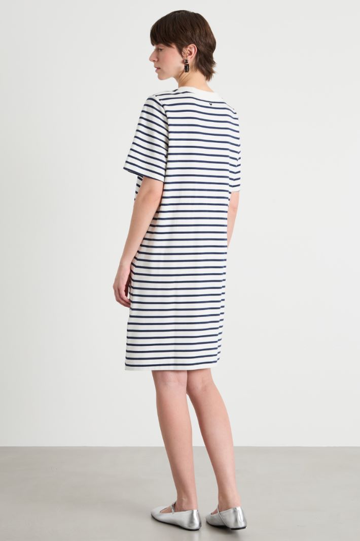 Short T-shirt dress Intrend - 4