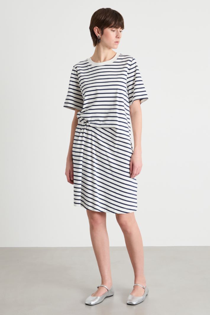 Short T-shirt dress Intrend - 2