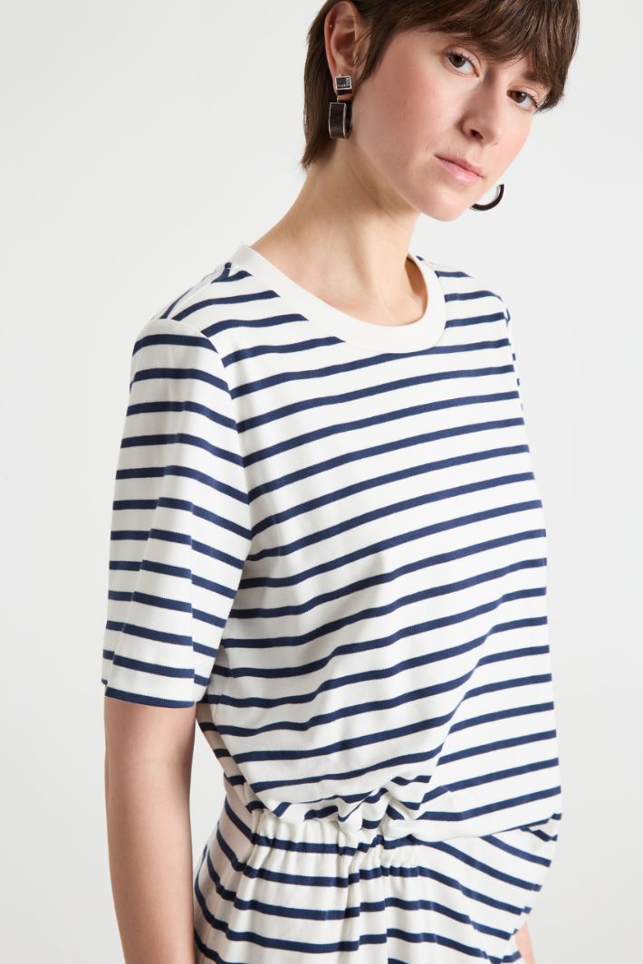 Short T-shirt dress Intrend - 3