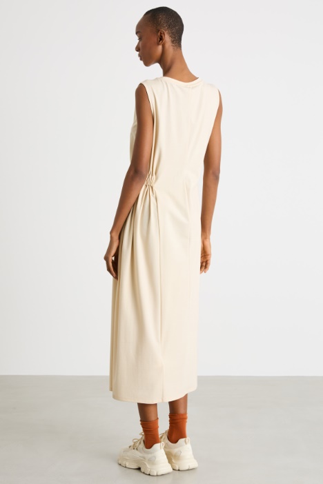 Abito smanicato fluido