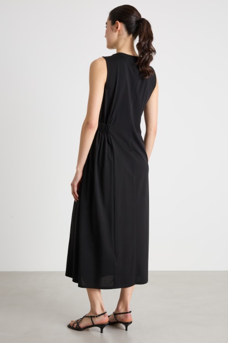 Abito smanicato fluido