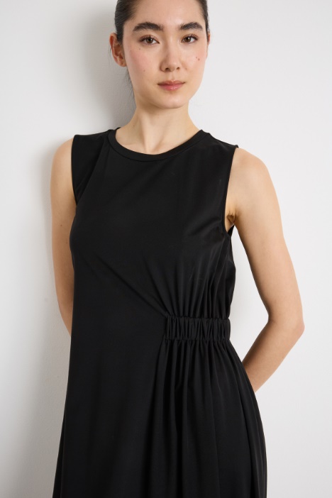 Abito smanicato fluido