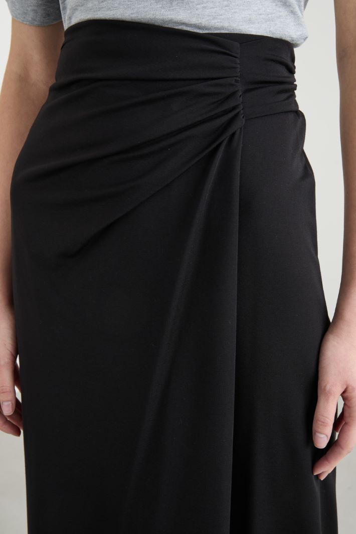 Asymmetrically draped midi skirt Intrend - 3