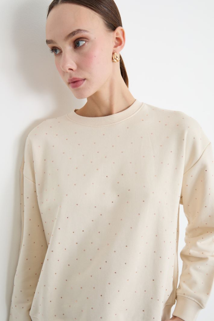 Rhinestone-Embellished Sweatshirt Intrend - 3