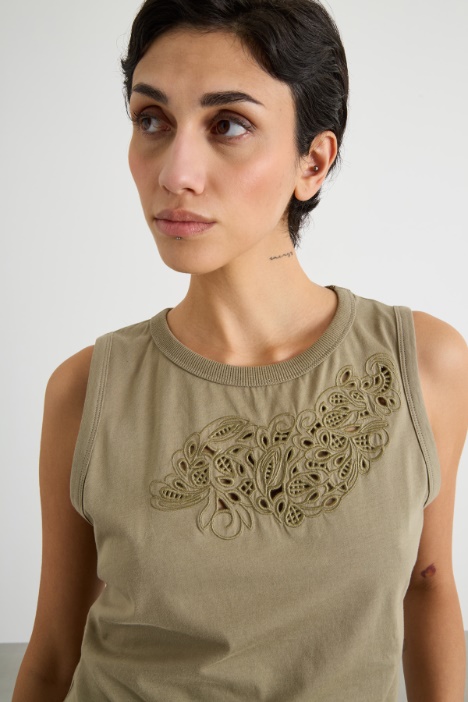 Top in jersey con ricamo sangallo