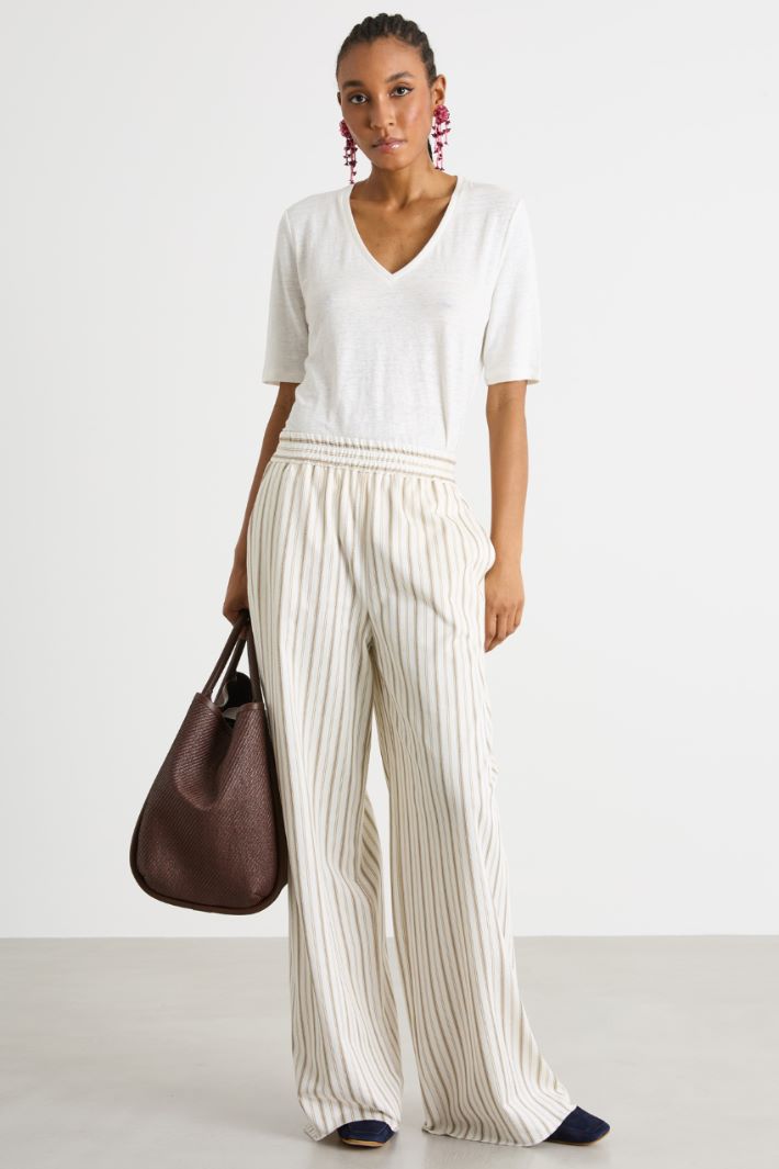 Wide V-neck T-shirt Intrend