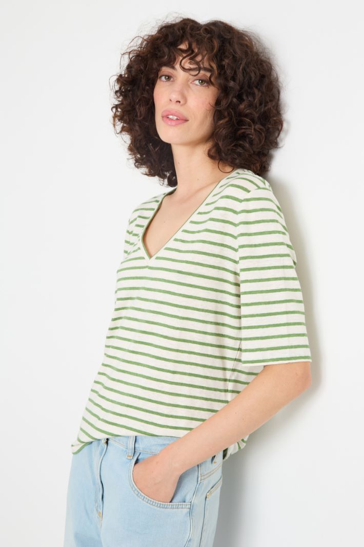 Wide V-neck T-shirt Intrend - 2
