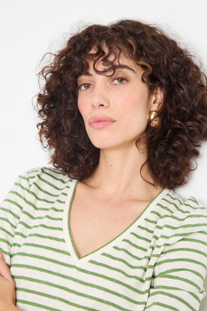 Wide V-neck T-shirt Intrend - 3