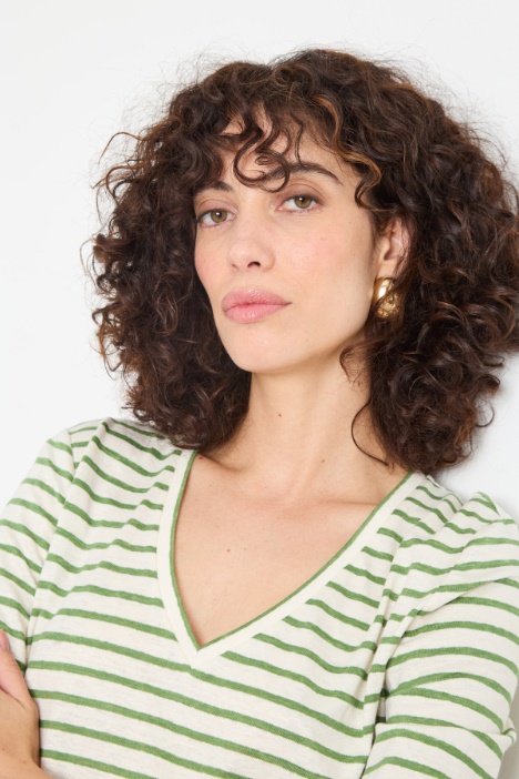 T-shirt con ampio scollo a V