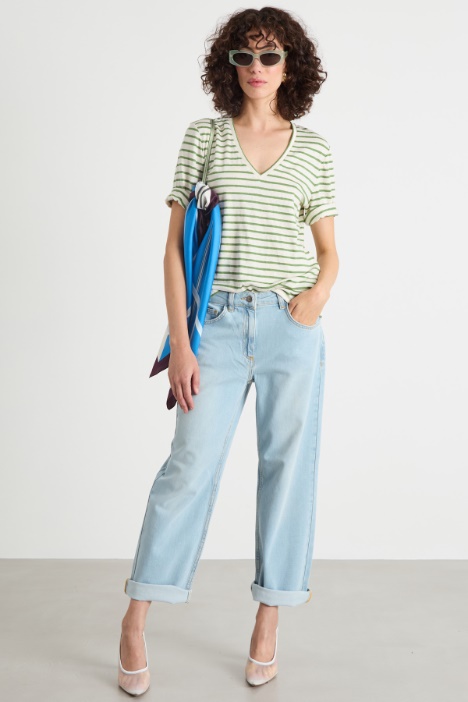 Wide V-neck T-shirt Intrend