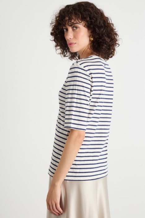 T-shirt con ampio scollo a V