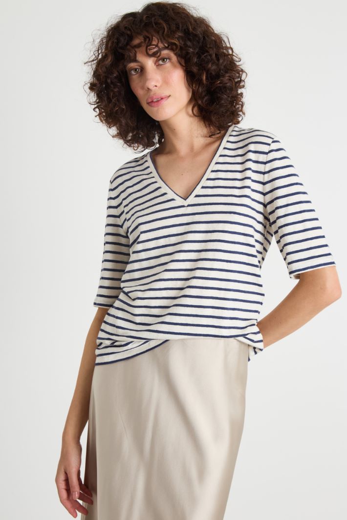 Wide V-neck T-shirt Intrend - 2