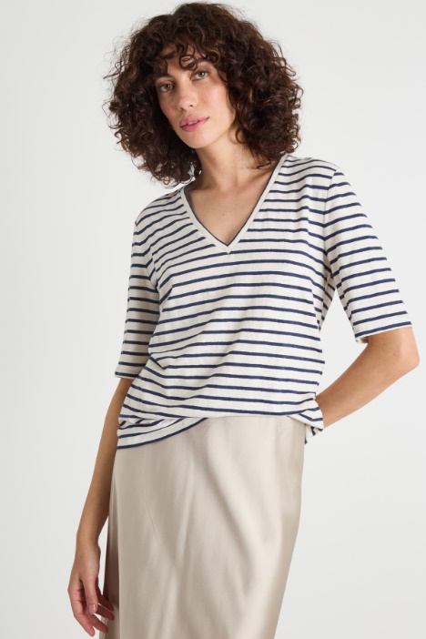 Wide V-neck T-shirt Intrend