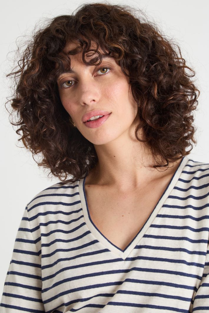 Wide V-neck T-shirt Intrend - 3