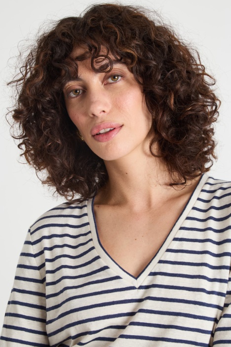 T-shirt con ampio scollo a V