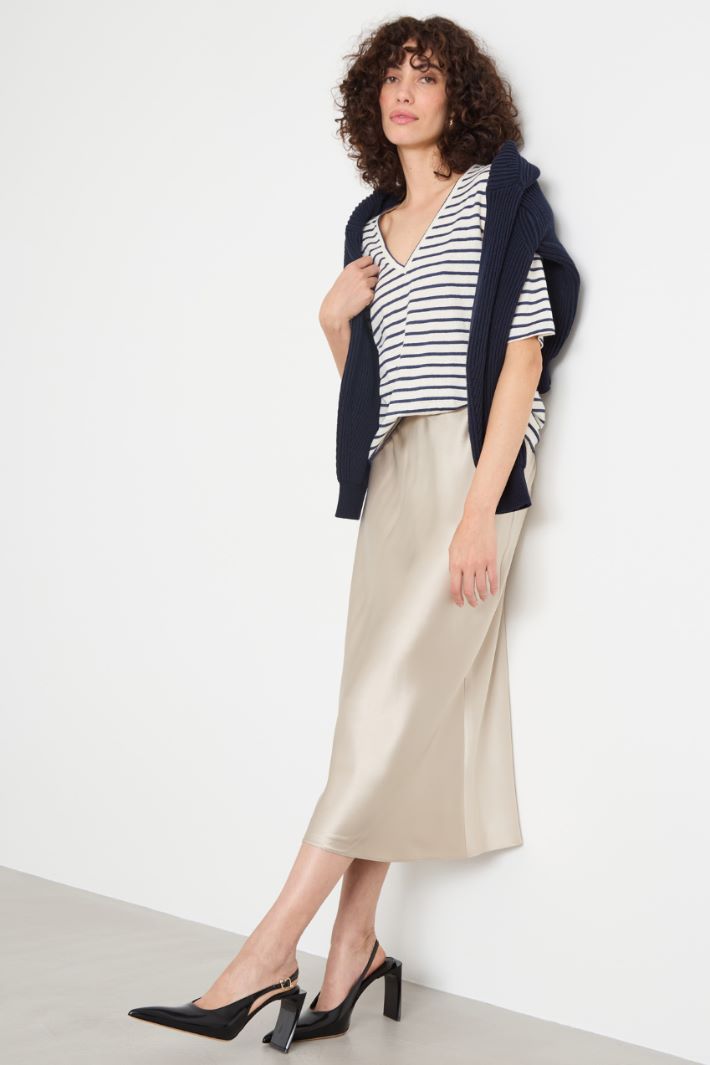 Wide V-neck T-shirt Intrend