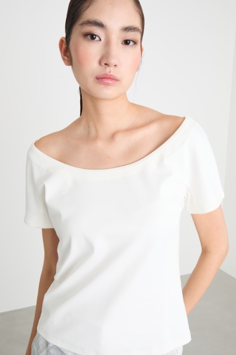 Top con escote amplio