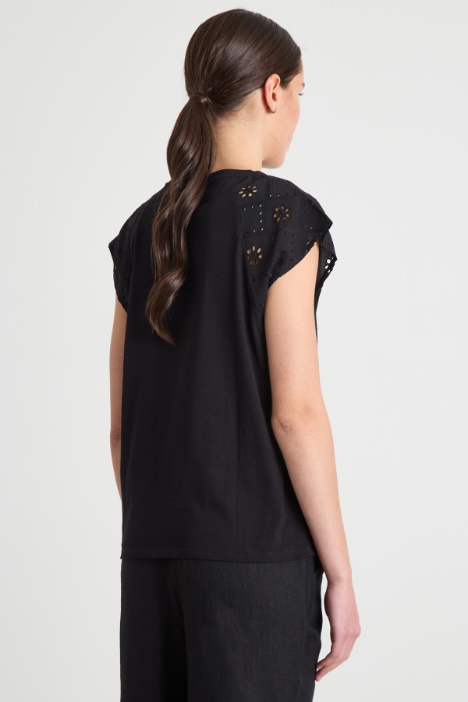 Camiseta con mangas en bordado sangallo