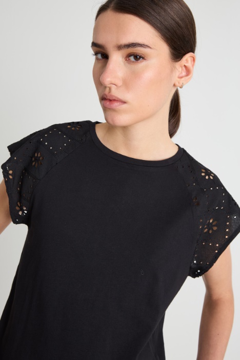 Camiseta con mangas en bordado sangallo