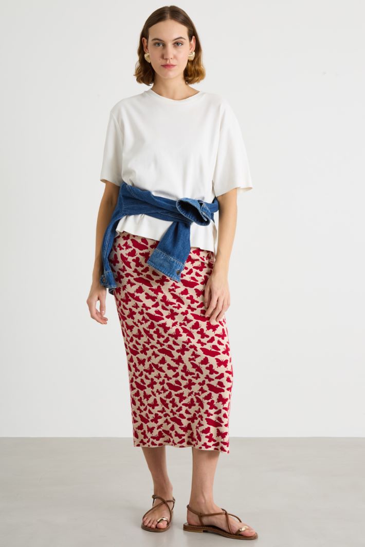 Boxy T-shirt with asymmetric hem Intrend