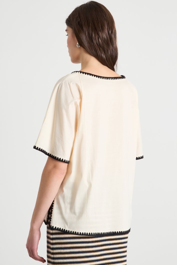 Embroidered T-shirt Intrend - 4