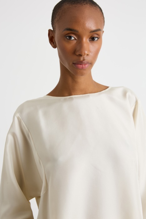 Blusa girocollo con maniche tre quarti
