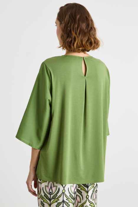 Blusa de cuello redondo con manga tres cuartos