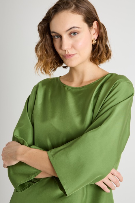 Blusa de cuello redondo con manga tres cuartos