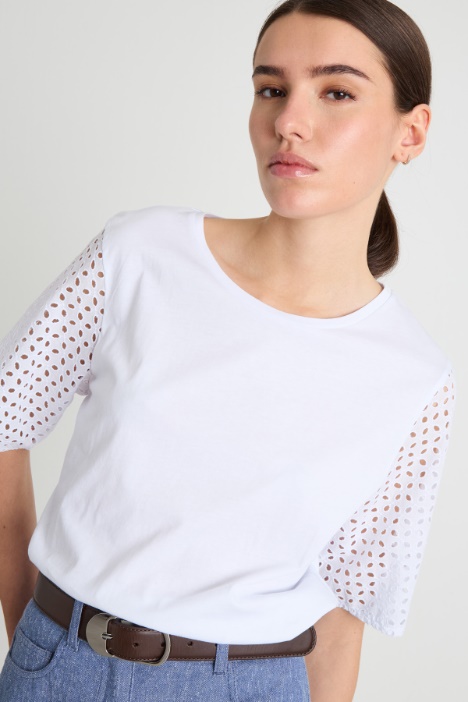 T-shirt con maniche corte in sangallo