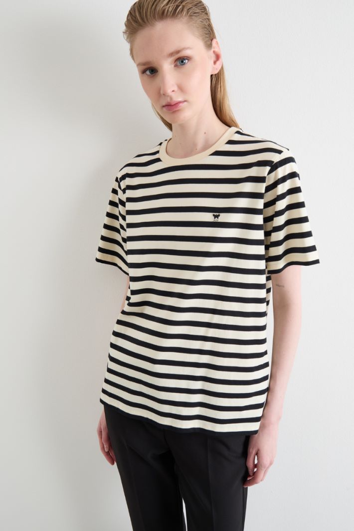 Crew-neck T-shirt with side slits Intrend - 2