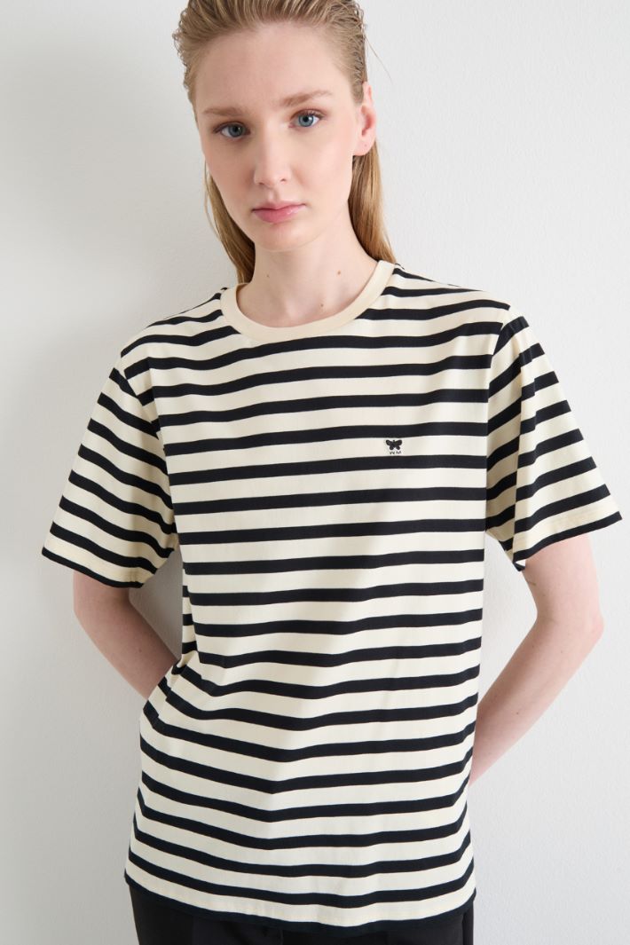 Crew-neck T-shirt with side slits Intrend - 3