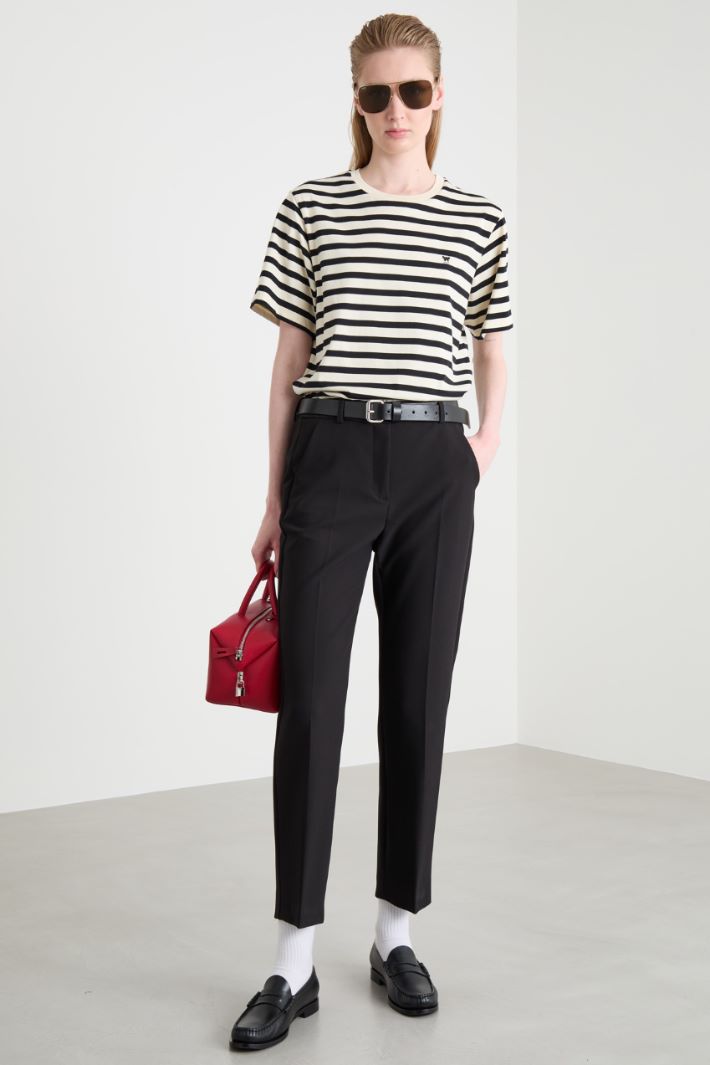 Crew-neck T-shirt with side slits Intrend