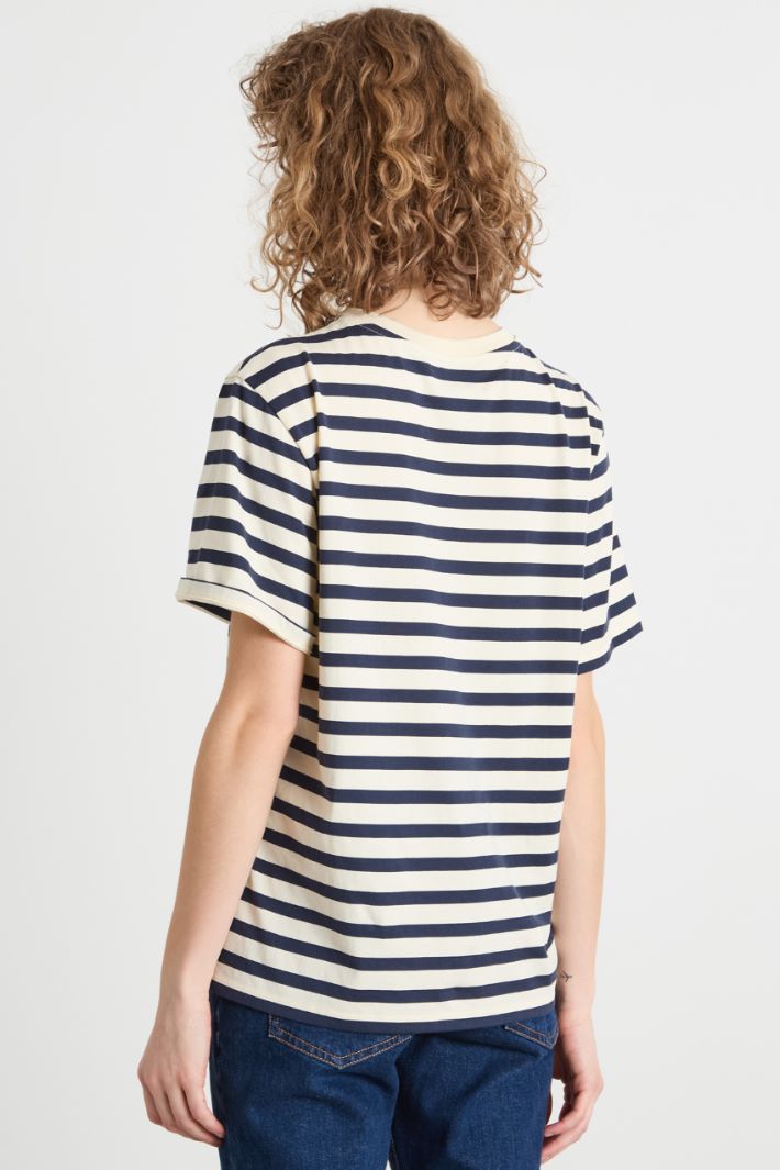 Crew-neck T-shirt with side slits Intrend - 4