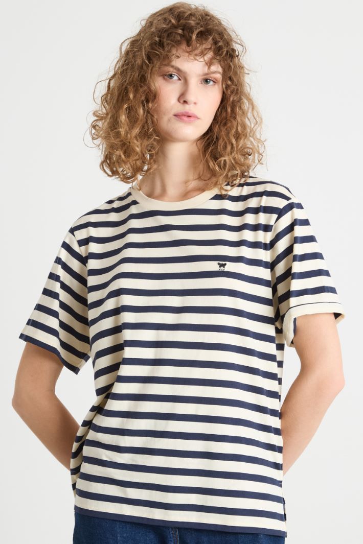 Crew-neck T-shirt with side slits Intrend - 2