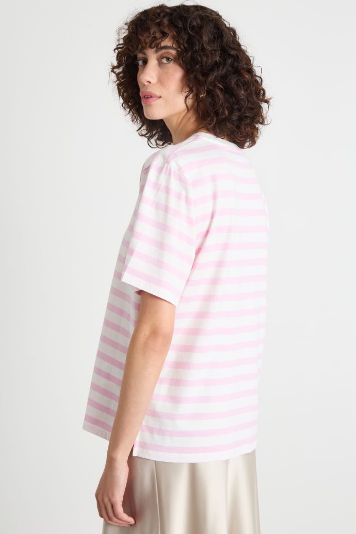 Crew-neck T-shirt with side slits Intrend - 4