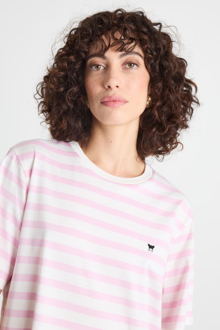 Crew-neck T-shirt with side slits Intrend - 3
