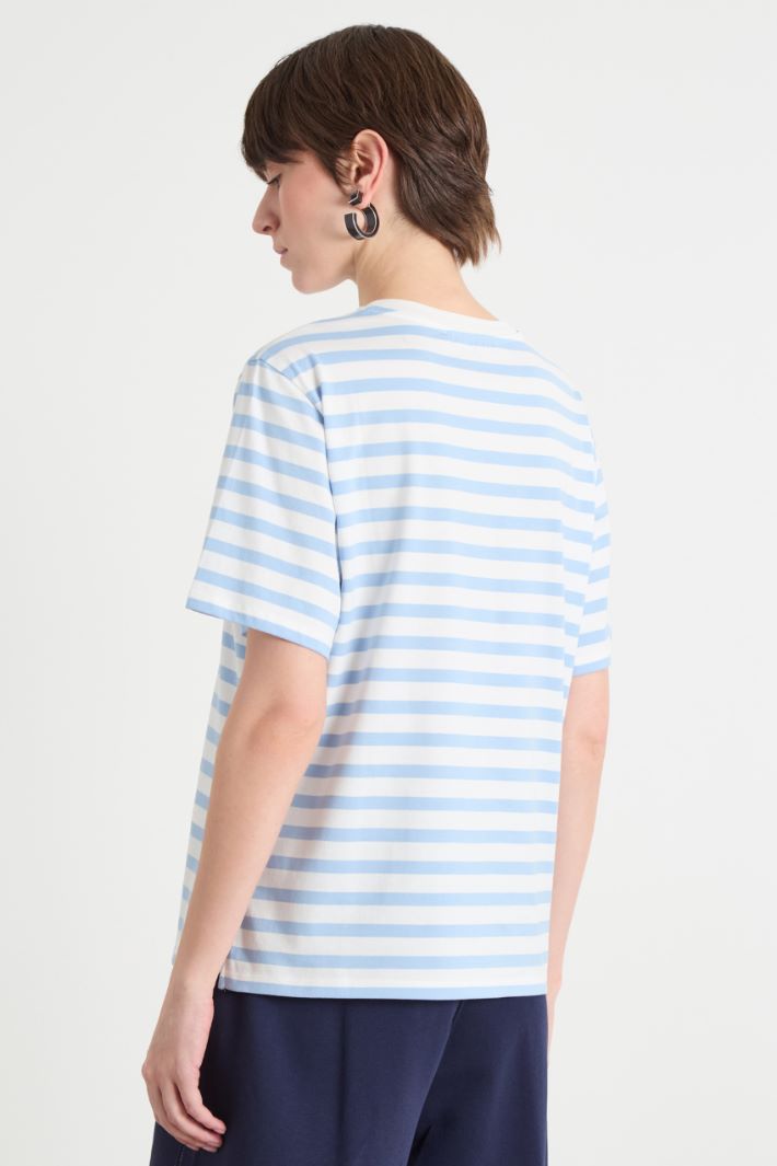 Crew-neck T-shirt with side slits Intrend - 4