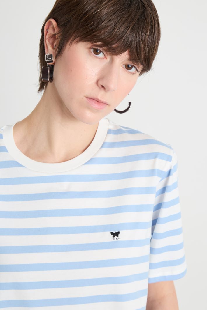 Crew-neck T-shirt with side slits Intrend - 3