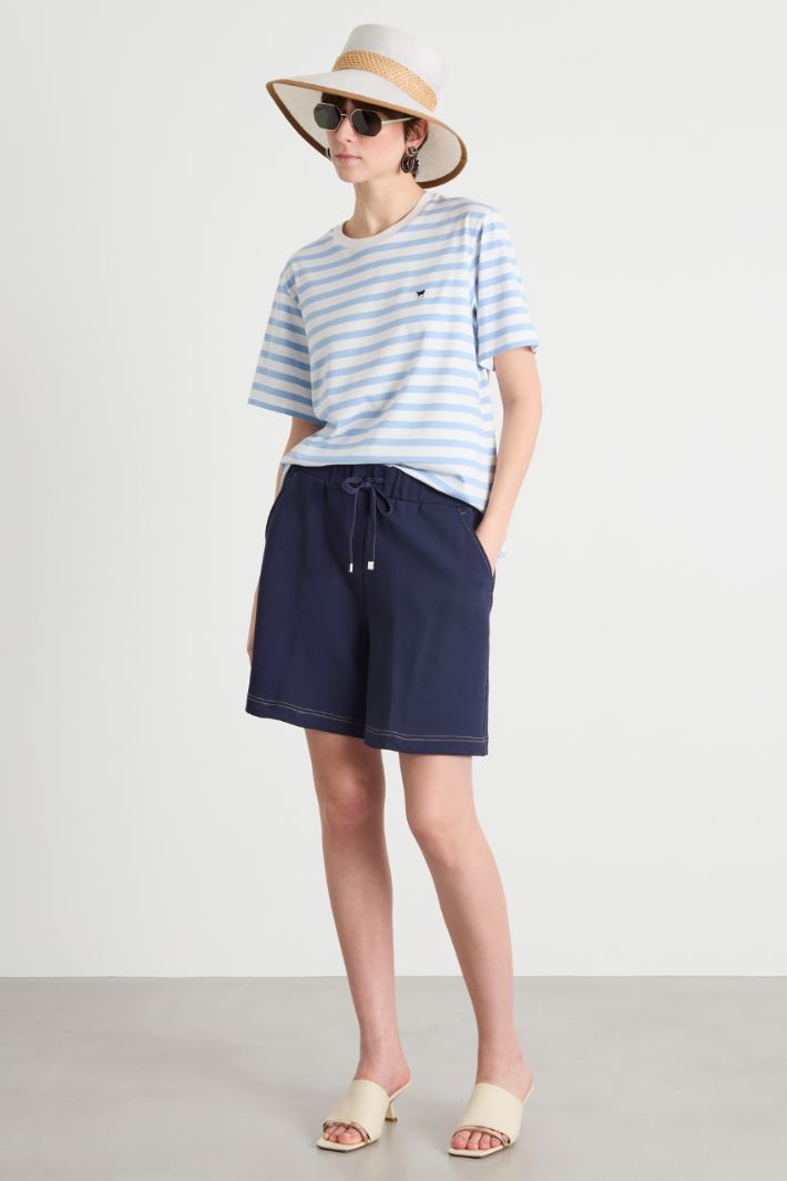 Crew-neck T-shirt with side slits Intrend