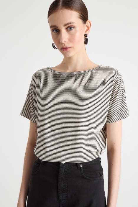 Camiseta con escote amplio