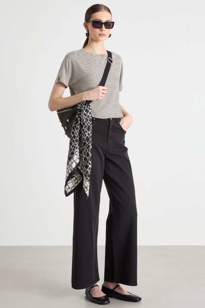 Scoop-neck T-shirt Intrend