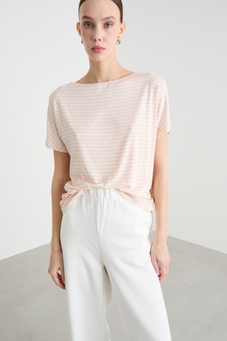 T-shirt con scollo ampio