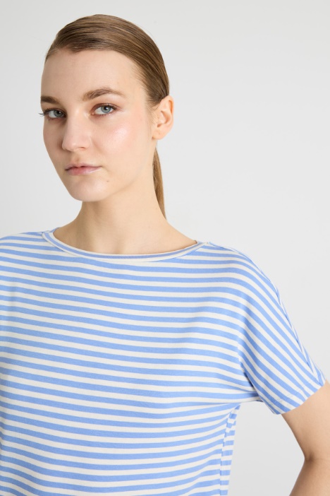 Camiseta con escote amplio