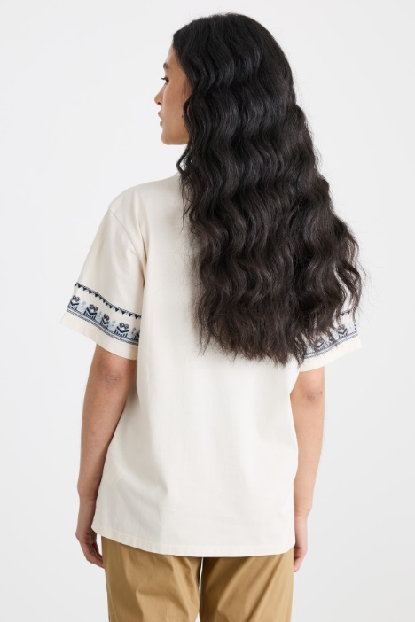 T-shirt girocollo con ricamo