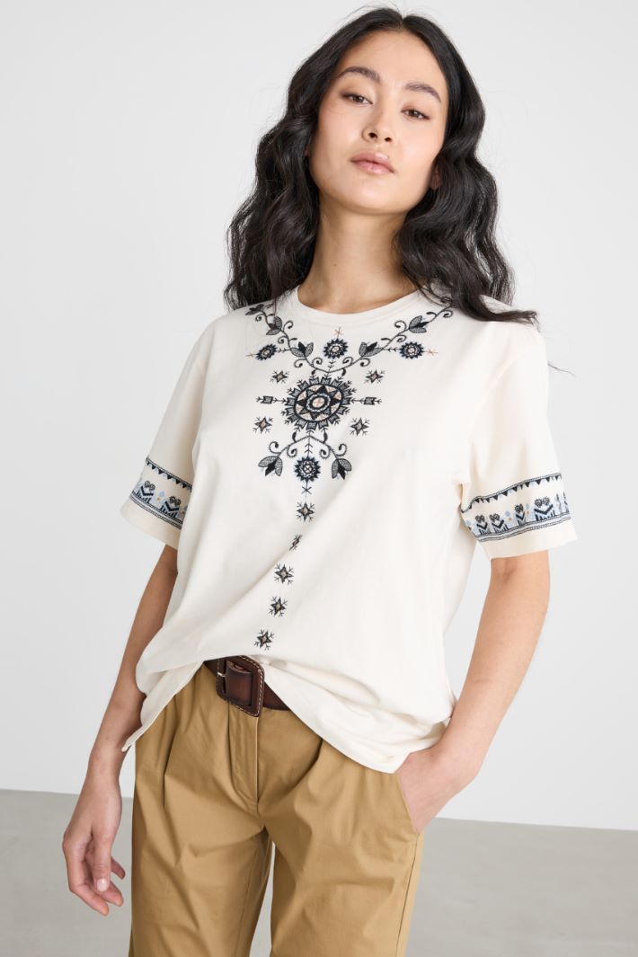 T-shirt girocollo con ricamo Intrend - 2