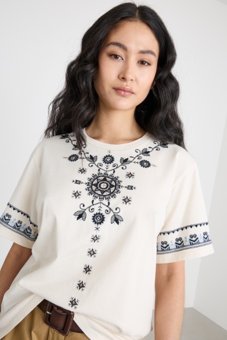 T-shirt girocollo con ricamo