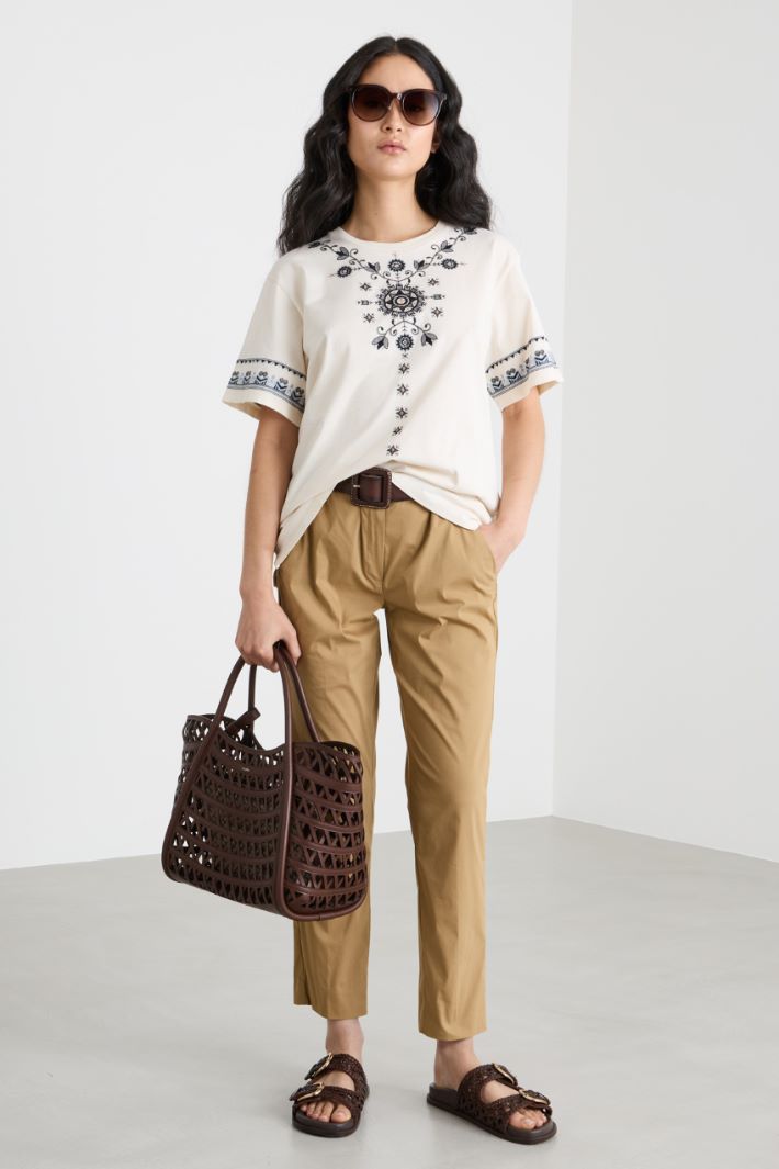 T-shirt girocollo con ricamo Intrend