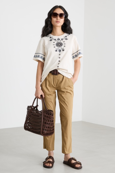 Camiseta de cuello redondo con bordado Intrend