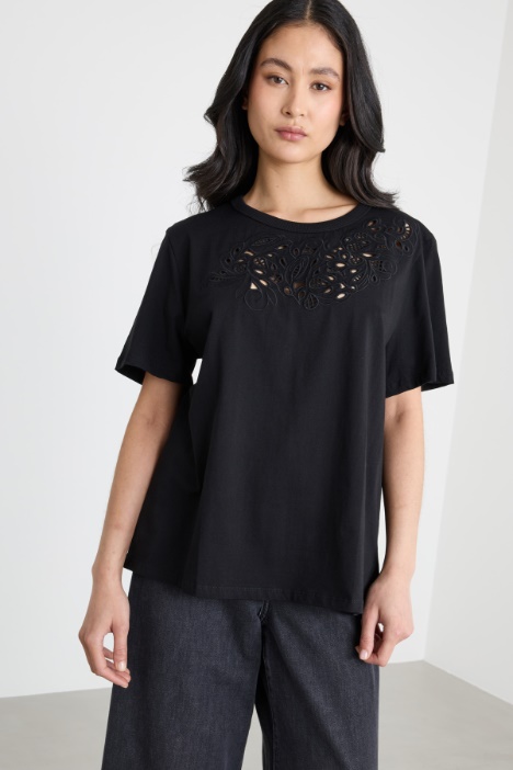 Embroidered T-shirt Intrend